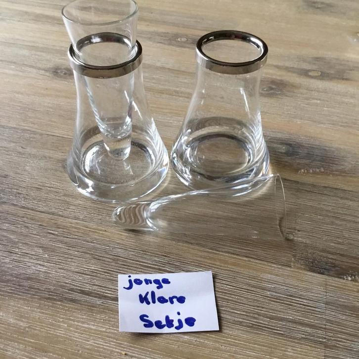 Uniek 2 jonge jenever glaasjes , koelhouder . Oud . gaaf, Verzamelen, Glas en Borrelglaasjes, Zo goed als nieuw, Borrel- of Shotglas