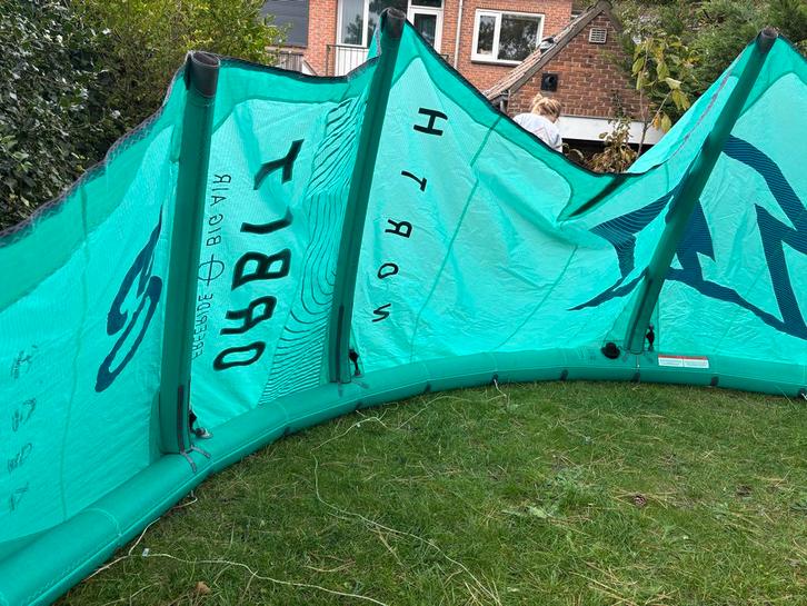 North Orbit Kites (2020) 9m Topstaat! incl. Bar, Watersport en Boten, Kitesurfen, Zo goed als nieuw, 9 m², Geen board, Ophalen of Verzenden