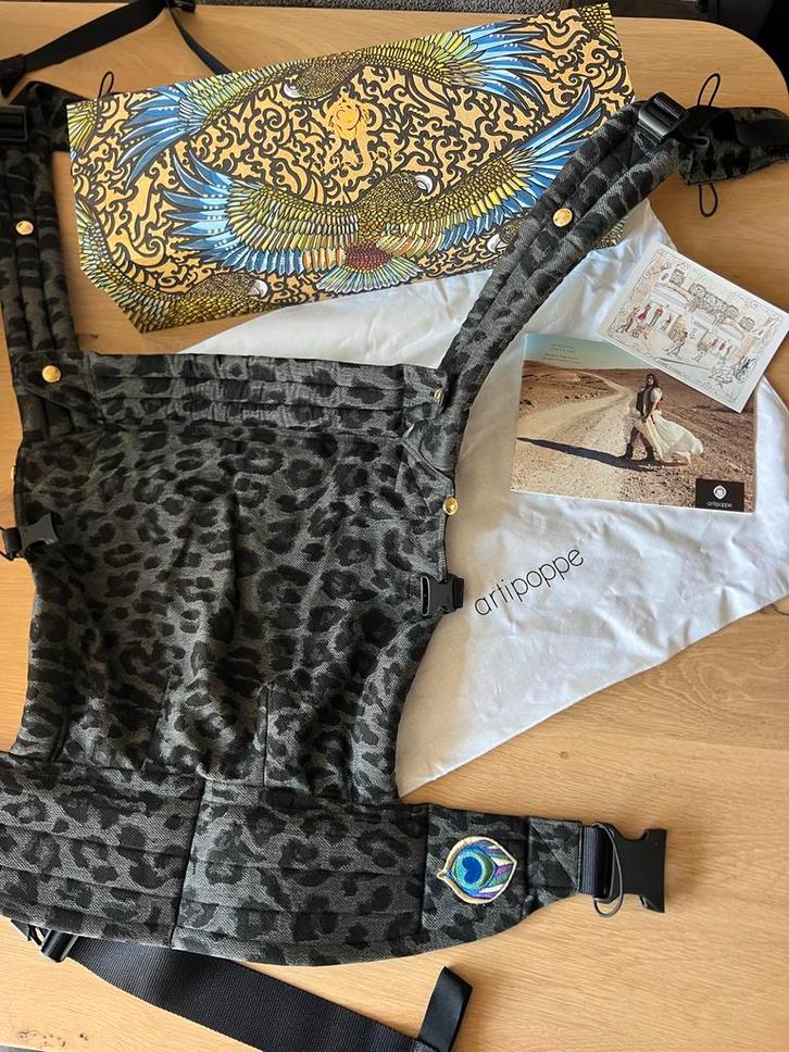 Artipoppe Zeitgeist draagzak (grey leopard, Kinderen en Baby's, Babydragers en Draagdoeken, Zo goed als nieuw, Draagzak, Ophalen of Verzenden