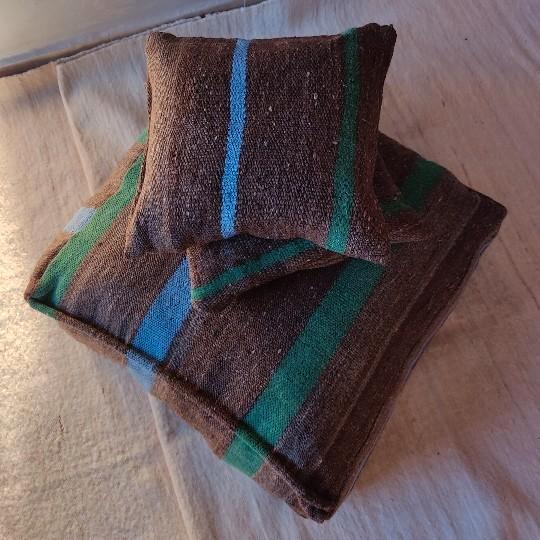 Kelim poefset, vintage marokkaanse poefset (met 1 kussen), Huis en Inrichting, Banken | Voetenbanken en Poefen, Nieuw, 50 tot 75 cm