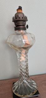 Oude glazen olielamp met gedraaid glas, Antiek en Kunst, Antiek | Lampen, Ophalen of Verzenden