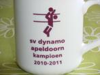 Mok SV Dynamo Apeldoorn Kampioen 2010-2011 - volleybal, Verzamelen, Ophalen of Verzenden, Zo goed als nieuw
