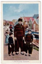 Volendam 1935. Jong en oud in klederdracht., Ophalen of Verzenden, 1920 tot 1940, Gelopen, Noord-Holland