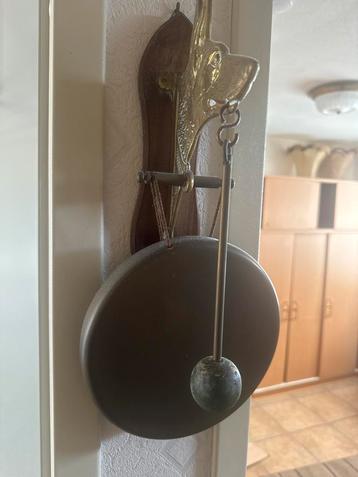 Antieke Gong met Messing Details en Houten Achtergrond beschikbaar voor biedingen
