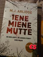Iene miene mutte mj arlidge, Boeken, Thrillers, Ophalen of Verzenden, Zo goed als nieuw