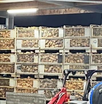 Droog kachelhout, gestapelde kuub beschikbaar voor biedingen