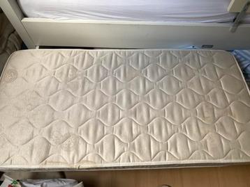 Peuterbed matras en of dekbedje en hoesjes beschikbaar voor biedingen
