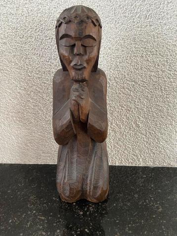 Houten beeldje van biddende figuur beschikbaar voor biedingen