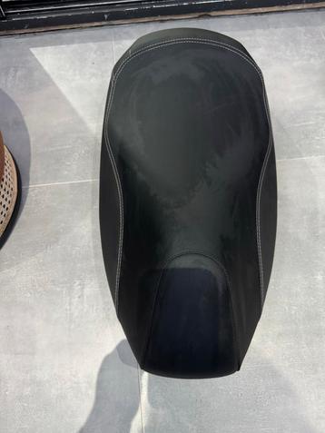 Vespa 300 GTS Zadel - Goede Staat! beschikbaar voor biedingen