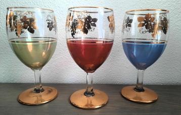 3 kleurige wijn glazen beschikbaar voor biedingen