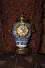 Vaas pendule met bronzen ornamenten, Antiek en Kunst, Ophalen of Verzenden