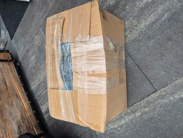 Doos 1 kleding  beschikbaar voor biedingen