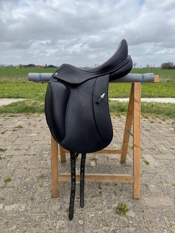 Equipe Olympia Monoblad dressuurzadel 17”, boommaat Medium beschikbaar voor biedingen
