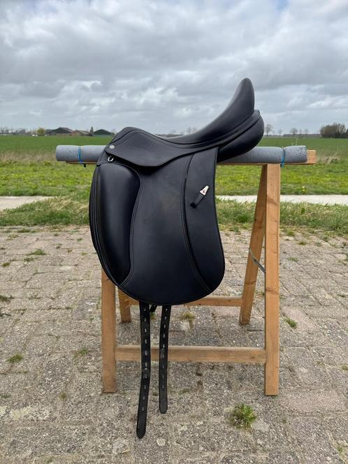 Equipe Olympia Monoblad dressuurzadel 17”, boommaat Medium, Dieren en Toebehoren, Paarden en Pony's | Zadels, Zo goed als nieuw