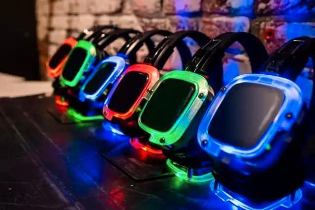 Silent disco te huur! €3,95 per stuk!, Hobby en Vrije tijd, Feestartikelen | Verhuur, Overige, Ophalen
