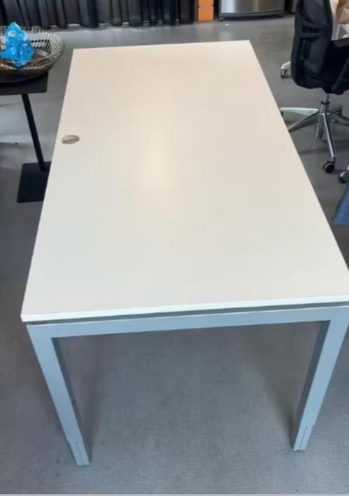 Wit Bureau- Meerdere Beschikbaar, Huis en Inrichting, Bureaus, Zo goed als nieuw, Bureau, Ophalen