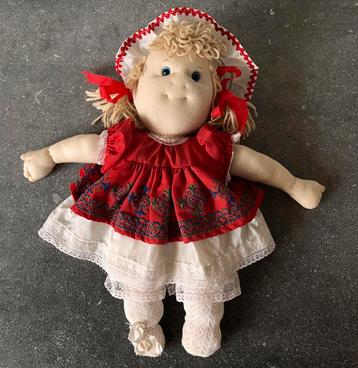 Stoffen popje (45 cm) met ‘echte’ oogjes beschikbaar voor biedingen