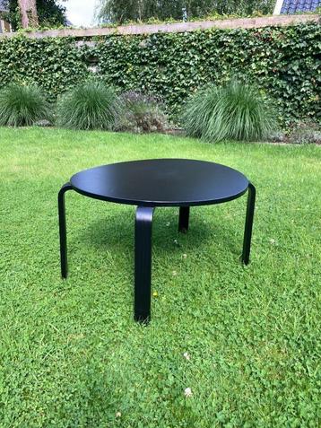 Houten tafel beschikbaar voor biedingen