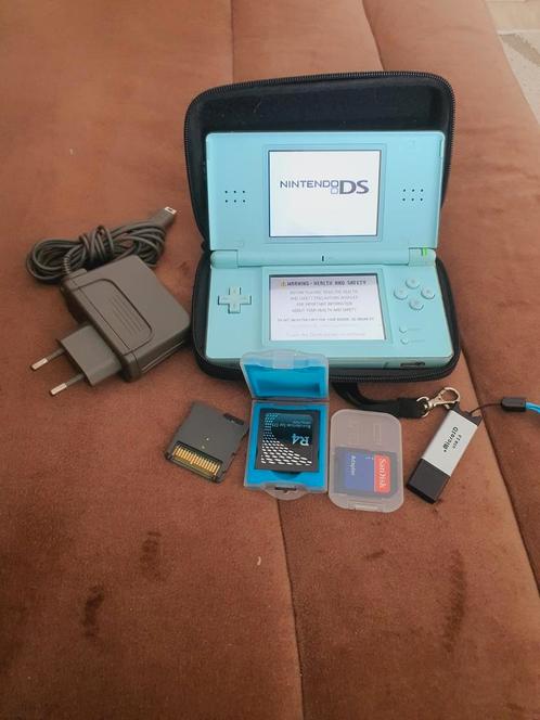 Nintendo DS Lite (inclusief accessoires & R4-kaart), Spelcomputers en Games, Spelcomputers | Nintendo DS, Zo goed als nieuw, DS Lite