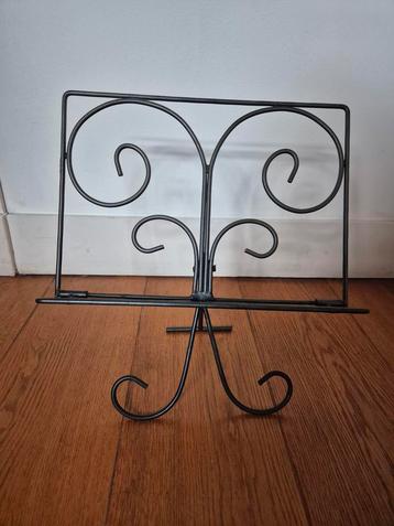 Mooie decoratieve boekenstandaard beschikbaar voor biedingen