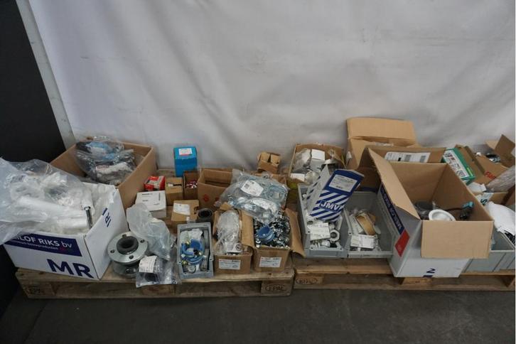 Partij intallatiemateriaal buisklemmen sifon leddrivers, Doe-het-zelf en Verbouw, Elektra en Kabels, Gebruikt, Kabel of Snoer