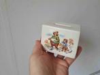 Kinder spaarpot van porselein met rubberdop 9x6x8cm, Ophalen of Verzenden, Zo goed als nieuw, Steen, Aardewerk of Keramiek, Overige thema's
