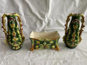 Antiek Art Nouveau Set van 2 Majolica vazen en 1 cachepot va beschikbaar voor biedingen