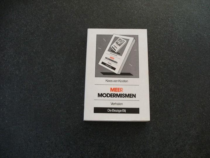 Kooten, Kees van	Meer modermismen, Boeken, Essays, Columns en Interviews, Gelezen, Ophalen of Verzenden