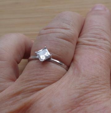 zilveren ring met vierkant heldere steen [1013] beschikbaar voor biedingen