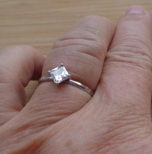 zilveren ring met vierkant heldere steen [1013], Sieraden, Tassen en Uiterlijk, Ringen, Zo goed als nieuw, Dame, 18 tot 19, Zilver