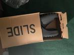 Yeezy Slide Onyx Maat 44 - Nieuw, Kleding | Heren, Schoenen, Ophalen of Verzenden, Nieuw, Zwart, Slippers