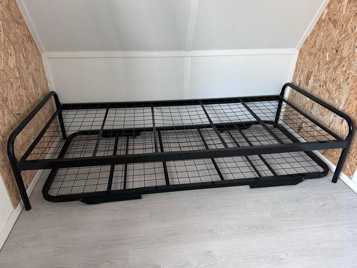 2x Zwarte bed spiralen - 90x200, Huis en Inrichting, Slaapkamer | Bedden, Gebruikt, Eenpersoons, 90 cm, 200 cm, Metaal, Zwart