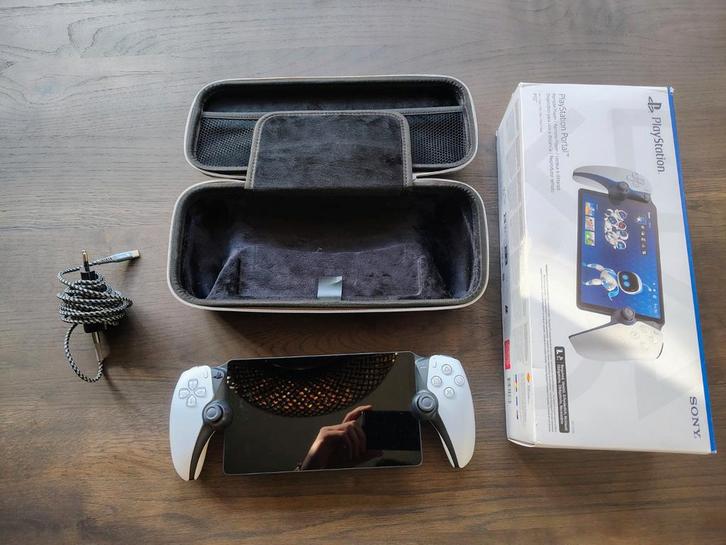 Playstation Portal Remote Player (met case), Spelcomputers en Games, Spelcomputers | Sony PlayStation 5, Zo goed als nieuw, Ophalen of Verzenden