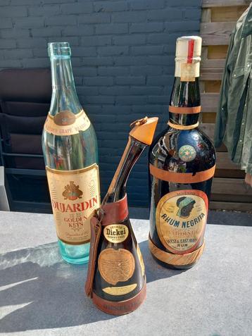 Drie oude drankflessen beschikbaar voor biedingen