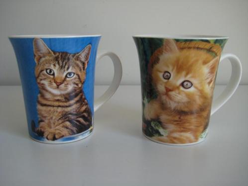 2 mokken met oor met Cyperse kat en rode kitten erop, Huis en Inrichting, Keuken | Servies, Zo goed als nieuw, Kop(pen) en/of Schotel(s)