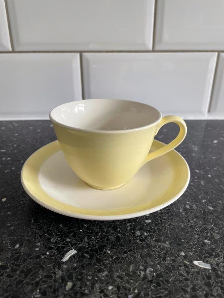 Kop en schotel lichtgeel Regout / Sphinx, Antiek en Kunst, Antiek | Servies los, Ophalen of Verzenden