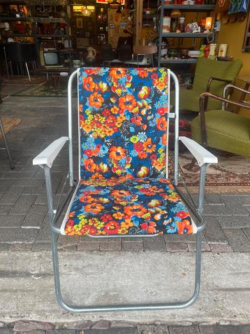 Vintage jaren 70 blauw gebloemde klapstoel beschikbaar voor biedingen
