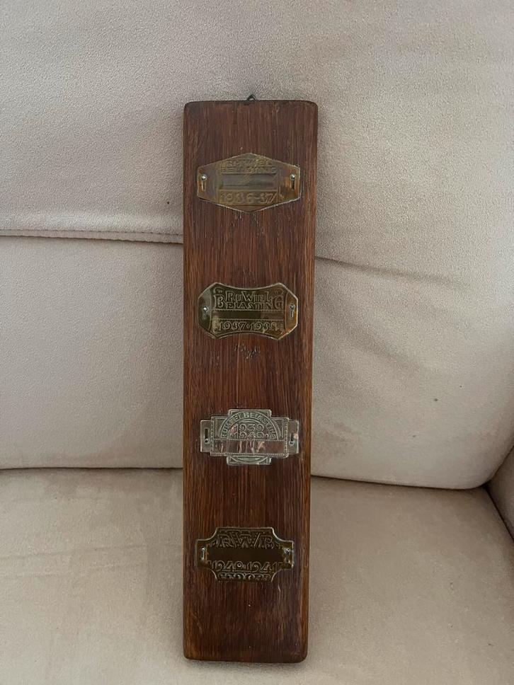 Vintage Houten Plaque met Metalen belastingplaatjes, Antiek en Kunst, Antiek | Overige Antiek, Ophalen