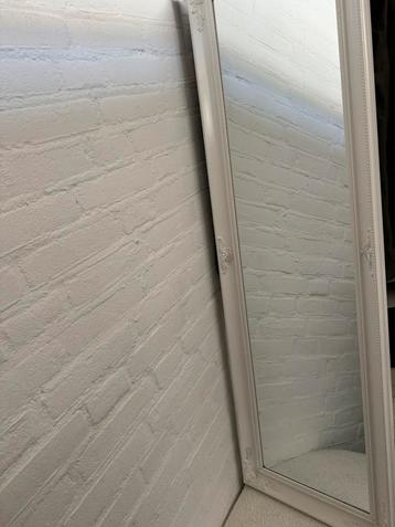 Leuke spiegel met witte randen beschikbaar voor biedingen