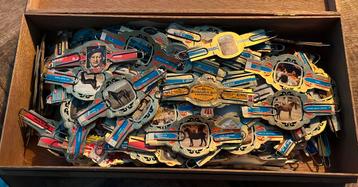 Sigarenkistje vol sigarenbandjes, voor verzamelaars beschikbaar voor biedingen