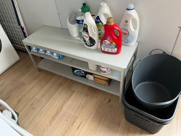 Glazen tafel beschikbaar voor biedingen