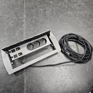 Bureaustekkerdoos 3-voudig / 2x CAT6 beschikbaar voor biedingen