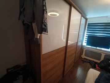 Kleding kast ziet foto er van  beschikbaar voor biedingen