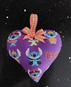 nieuw- kasthanger/hartje: Stitch Halloween ( b) Dracula, Ophalen of Verzenden, Nieuw, Wanddecoratie