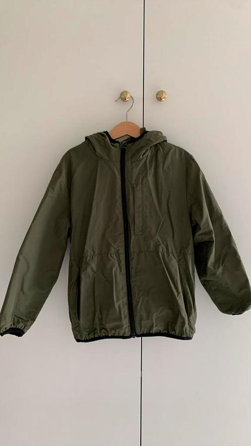 Leuke groene zomerjas met capuchon Mango maat 128, Kinderen en Baby's, Kinderkleding | Maat 128, Zo goed als nieuw, Jongen of Meisje