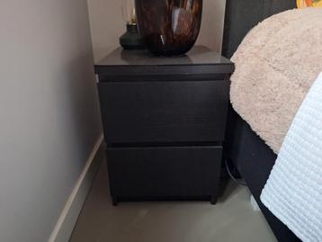 Kastje met glasplaat zwart beschikbaar voor biedingen