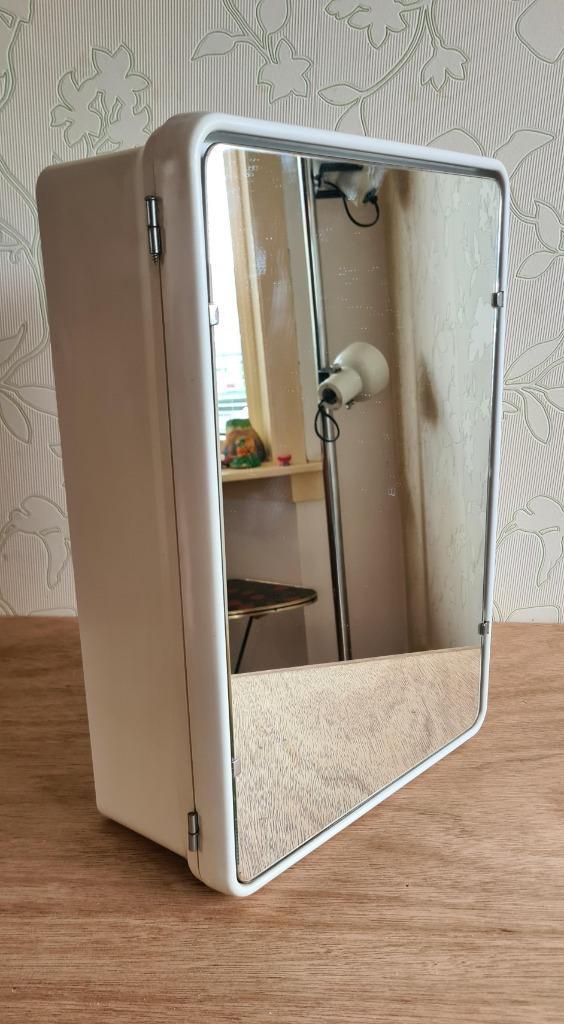 te koop: bakeliet badkamerkast spiegel, vintage jaren 60, Huis en Inrichting, Badkamer | Badkamermeubels, Gebruikt, Spiegelkast