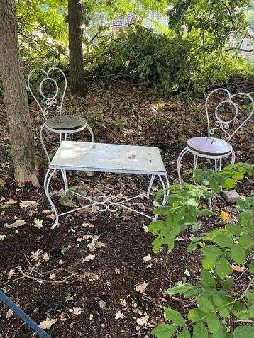 Brocante tafeltje en twee stoeljes beschikbaar voor biedingen