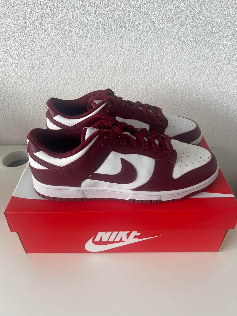 Nike dunk low team red maat 42,5, Kleding | Heren, Schoenen, Ophalen of Verzenden, Nieuw, Overige kleuren, Sneakers of Gympen