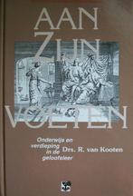 drs. R. van Kooten - Aan Zijn voeten, Boeken, Gelezen, Christendom | Protestants, Ophalen of Verzenden